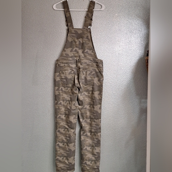 Vanilla Sky Distressed Camouflage Bib Overalls   Size Junior 3 - Picture 4 of 5